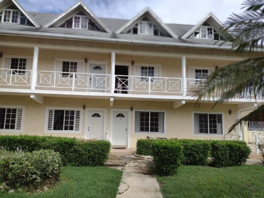 Club Caribbean Apartments Runaway Bay Eksteriør billede