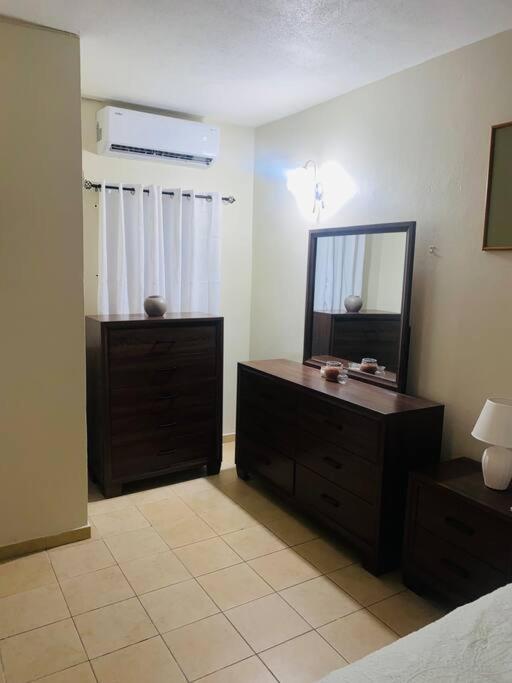 Club Caribbean Apartments Runaway Bay Eksteriør billede