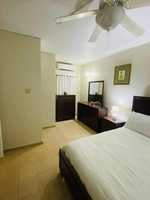Club Caribbean Apartments Runaway Bay Eksteriør billede